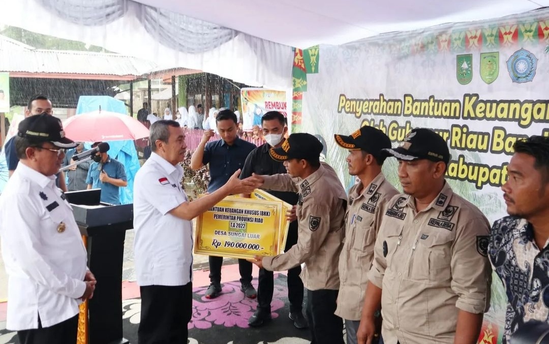 Gubernur Riau bersama Bupati Hadiri Acara Penyerahan BKK Provinsi
