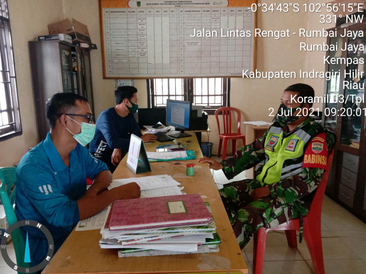 Update Data Wilayah, Babinsa 03/Tempuling Sambangi Kantor Desa Rumbai Jaya