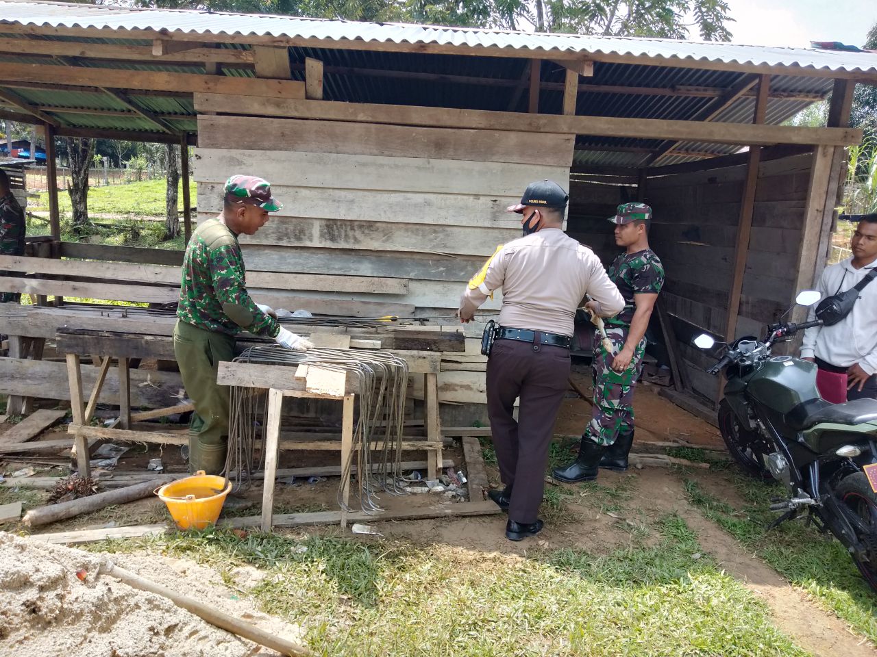 Giat TMMD Ke 110 Kodim 0313/Kampar Babinsa dan Bhabinkamtibmas Merakit Besi Untuk Ini...