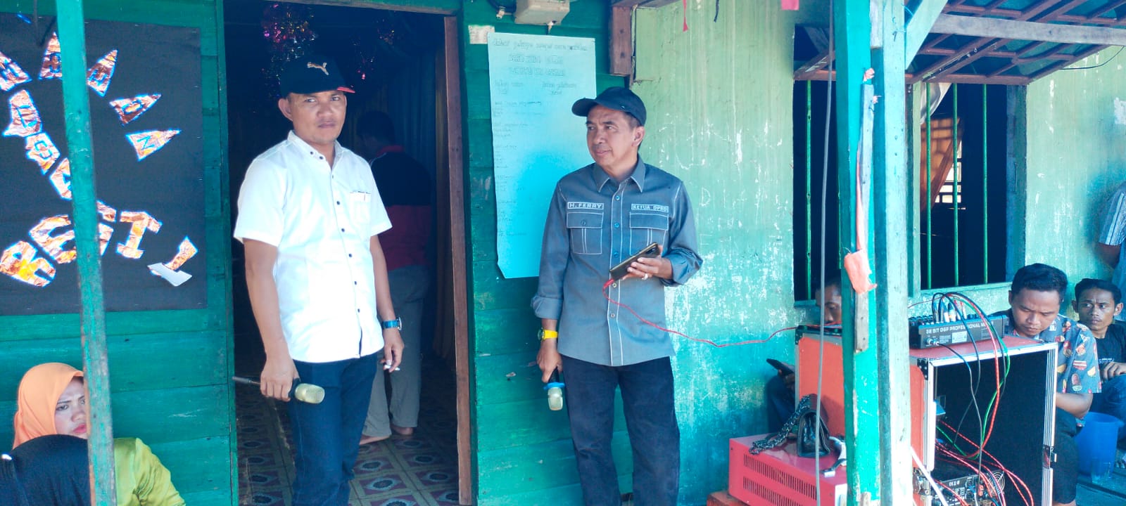 Nyanyikan Lagu Favoritnya, Ferryandi Disambut Riuh Tepuk Tangan Warga 