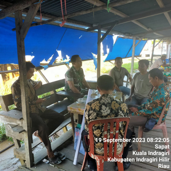 Babinsa Koramil 04/Kuindra Terus Jaga Kerukunan dan Kebersamaan di Binaan