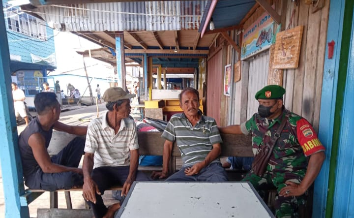 Komsos Terus Digencarkan Babinsa Panglima Raja Bersama Warga