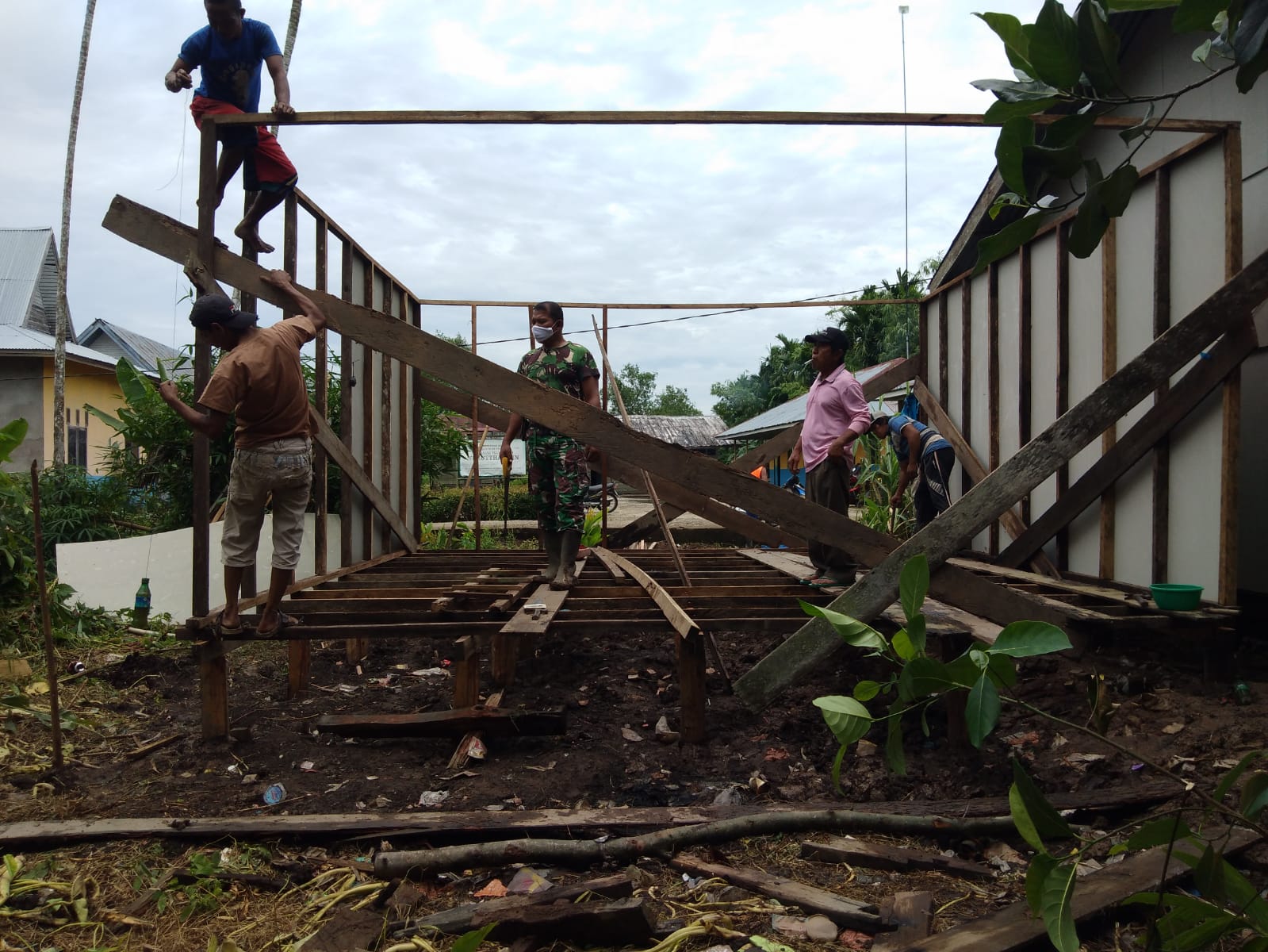 Babinsa 03/Tempuling dan Masyarakat Kerja Bakti Pembangunan Rumah Tidak Layak Huni