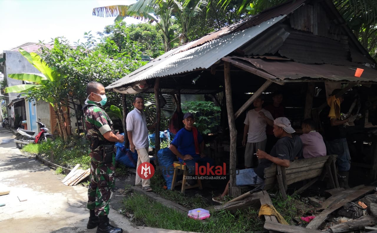 Sambangi Warga, Babinsa Koramil 03/Tempuling Himbau Cegah Penyebaran Covid-19