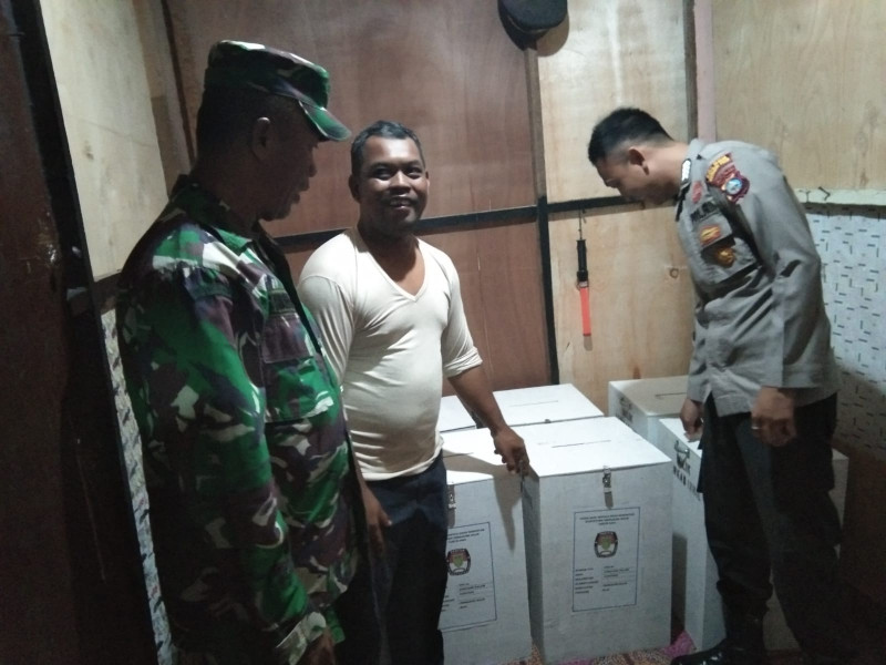 Demi Keamanan Dan Kelancaran Jalanya Pilkades Babinsa Koramil 04/Kdr, Kodim 0314/Inhil Pelda Sri Wahyono Melaksanakan Kegiatan Pengawalan Dan Pengamanan Kotak Suara.