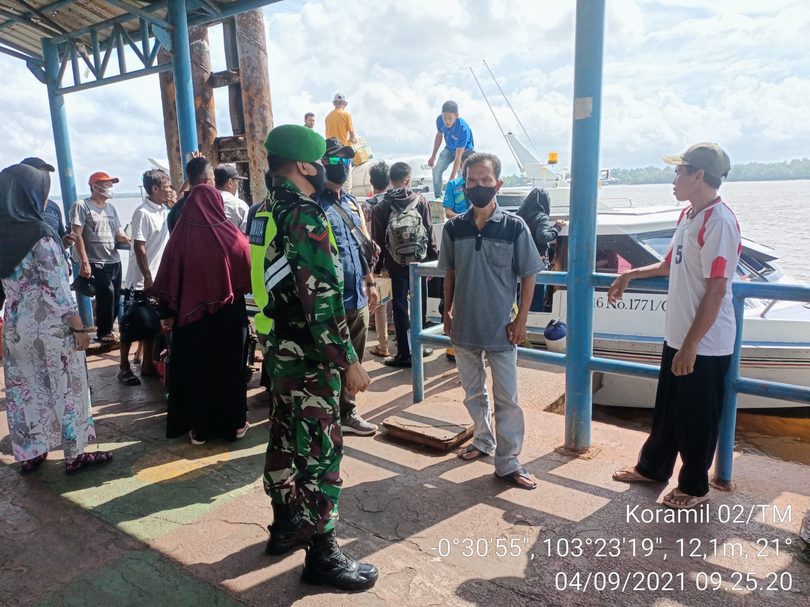 Babinsa 02/Tanah Merah dan Satgas Terus Pantau Protkes di Pelabuhan
