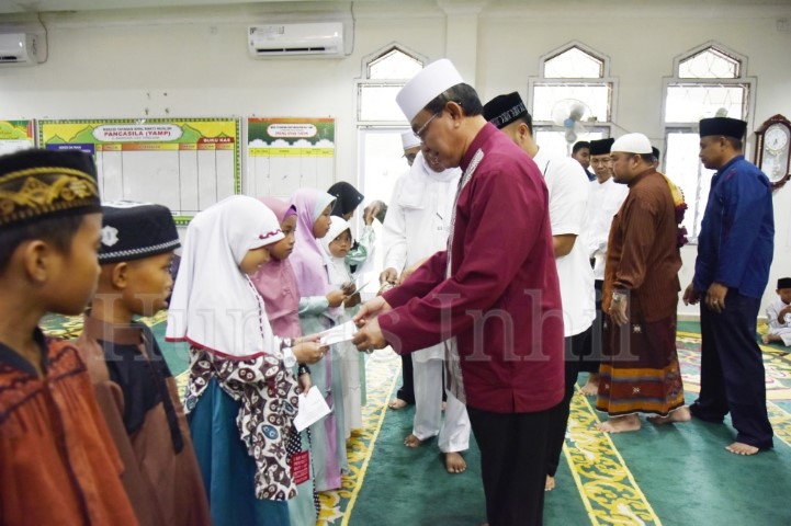Bupati HM.Wardan menyerahkan Santunan dan Paket Ramadhan Ceria