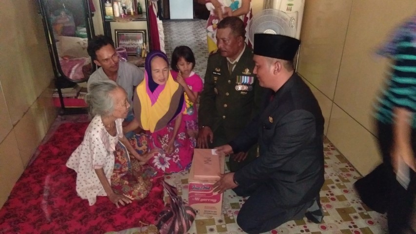 HUT RI ke-73, Danramil 07 Reteh dan Anggota DPRD Inhil ini Berikan Tali Asih Kepada Pejuang Veteran 