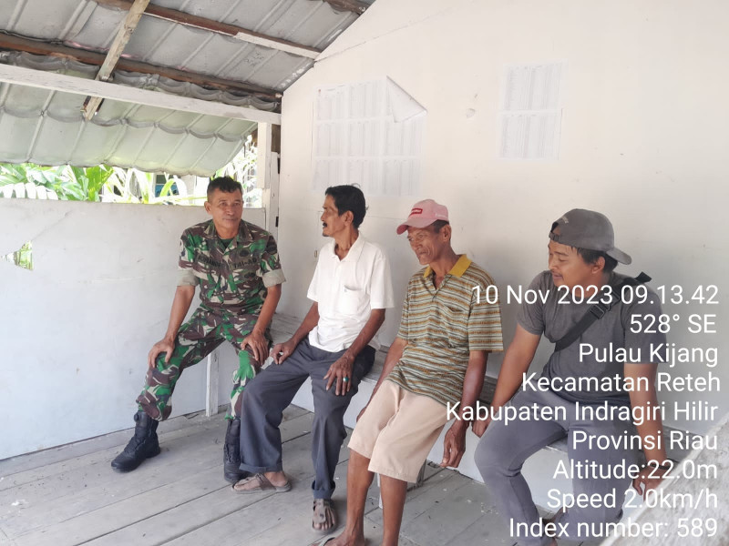 Bersama Warga, Koramil 07/Reteh Sampaikan Agar Menjaga Keamanan dan Ketertiban Lingkungan