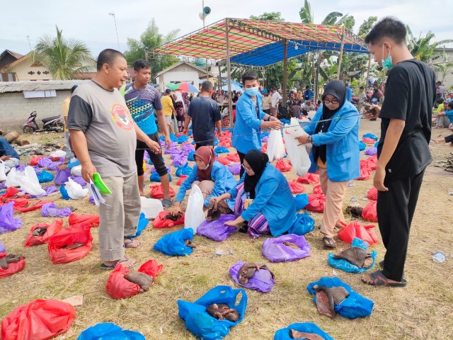Mahasiswa KKN UIN Suska Riau Ikut Serta Dalam Penyembelihan Qurban di Desa Tanjung Berulak