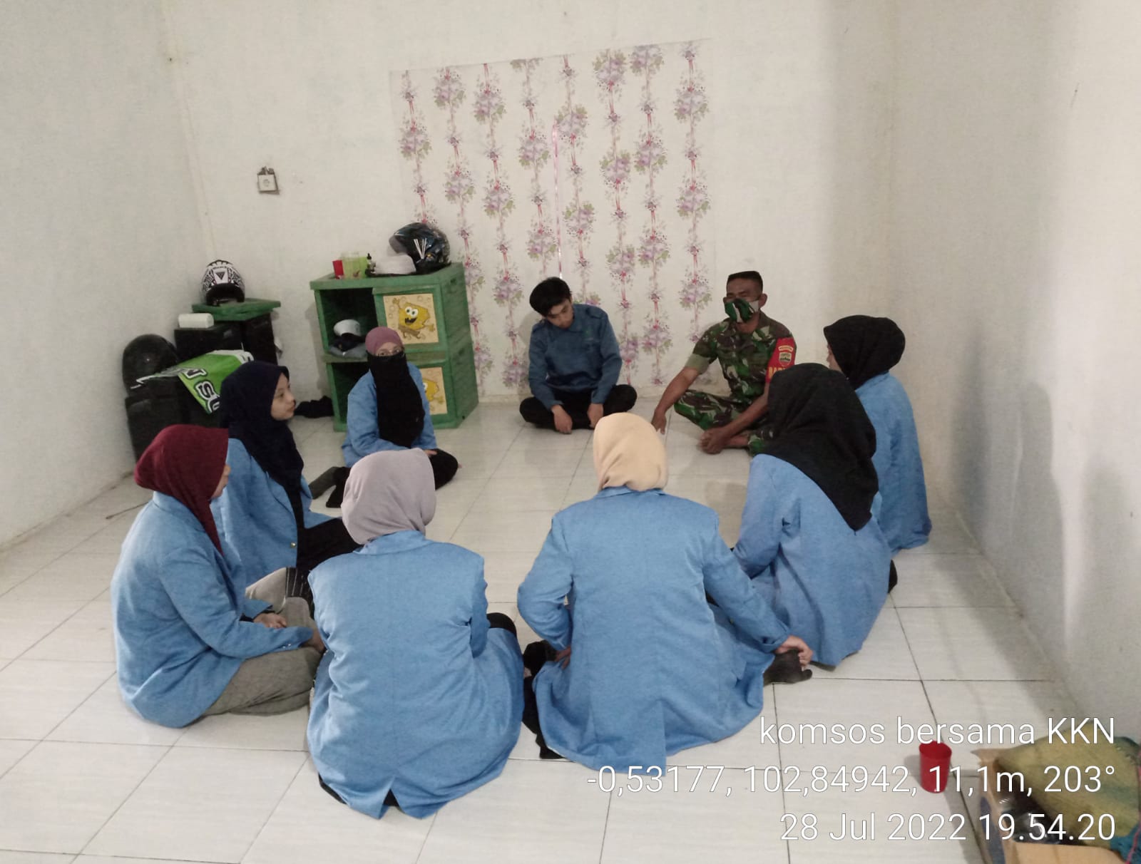 Komsos dengan Mahasiswa KKN, Babinsa 03/Tempuling : Semoga Ilmunya Bermanfaat Bagi Masyarakat