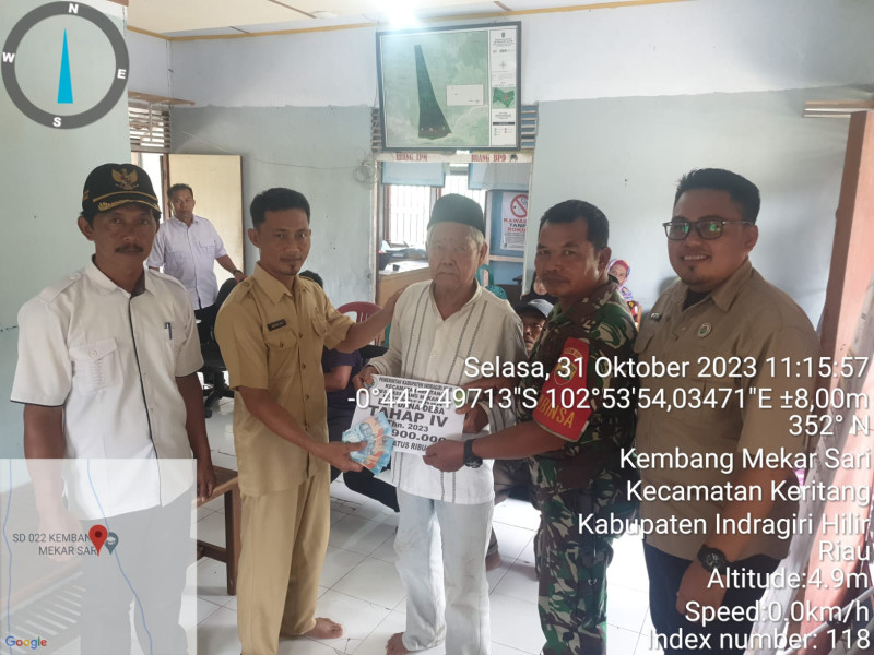 Pemberian Dana Bantuan BLT Kepada Masyarakat Yang Didampingi Langsung Oleh Babinsa Koramil 09/Kemuning