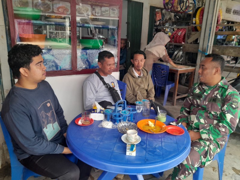 Babinsa Koramil 07/Reteh Laksanakan Komsos untuk Meningkatkan Hubungan Silaturrahmi Dengan Warga