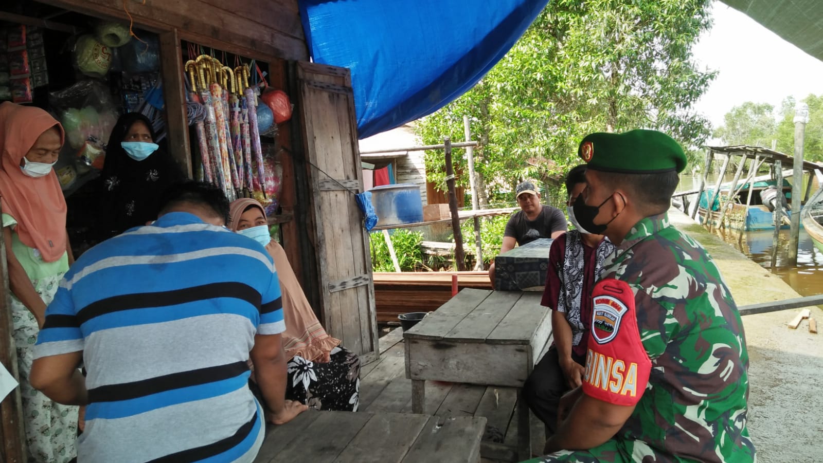 Babinsa Koramil 04/Kuindra Berikan Himbauan Protkes di Desa Air Bagi