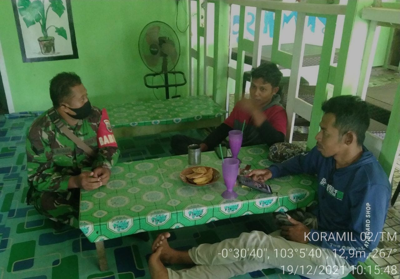 Babinsa Koramil 02/Tanah Merah Komsos dengan Pemuda di Desa Binaan