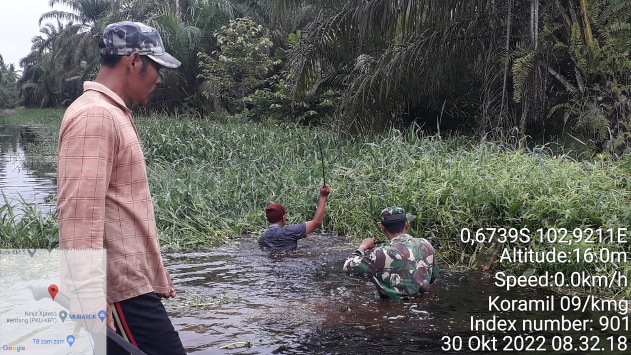 Pembersihan Kanal Di Desa, Babinsa Koramil 09/Kemuning Lakukan Goro