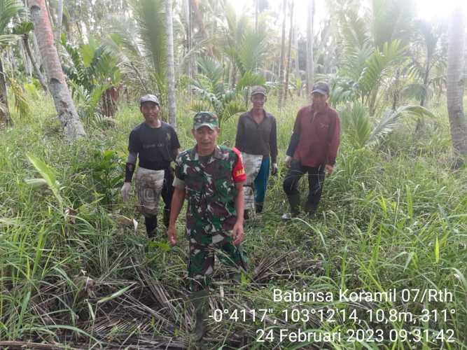 Walau Cuaca Mendung, Babinsa Koramil 07/Reteh Tetap Turun Patroli
