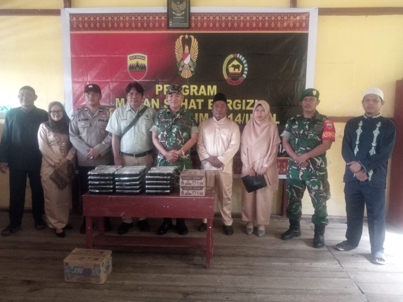 Danramil 04/Kuindra Dampingi Kegiatan Makan Sehat Bergizi di SDN 005 Desa Sungai Bela