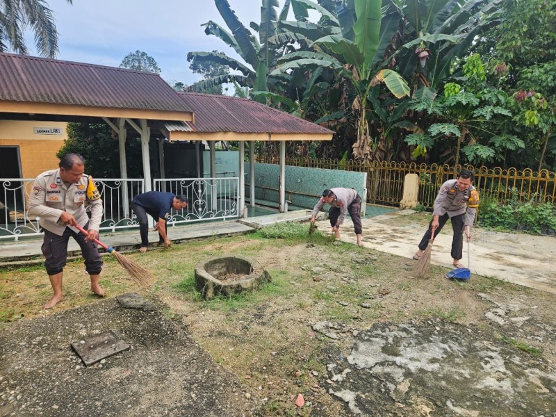 Wujud Kepedulian Polri, Polsek Kemuning Gelar Bakti Sosial Religi dan Serahkan Bantuan Kebersihan