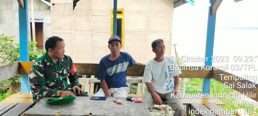Komsos Dengan Warga Binaan, Babinsa 03/Tpl Serda Surianto Bahas Keamanan dan Kebersihan Lingkungan