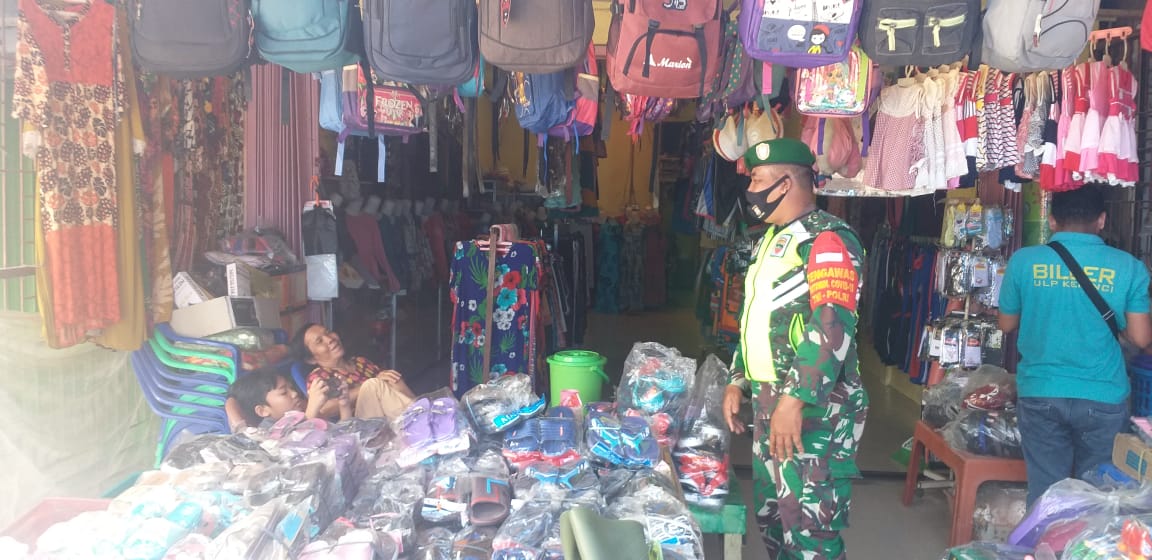 Babinsa Koramil 03/Siak Serda Ronal Tamba Tegakan Disiplin Protokol Kesehatan di Pasar Pagi