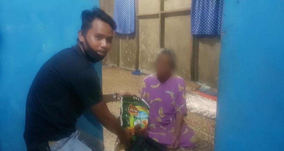 Usai Shalat Tarawih, PWI Inhil Bawa Sembako ke Rumah Warga Kurang Mampu