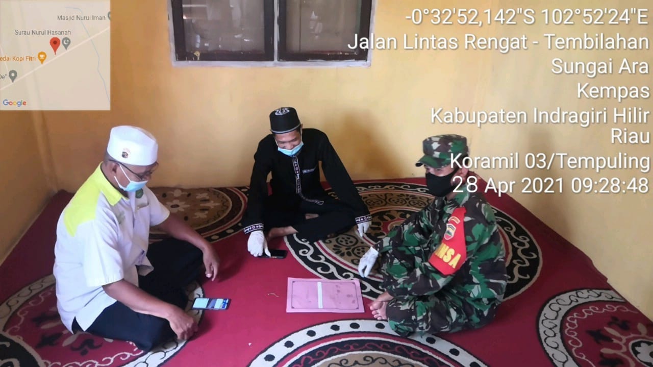 Babinsa Koramil 03/Tempuling Komsos Bersama Tokoh Masyarakat di Wilayah Binaan