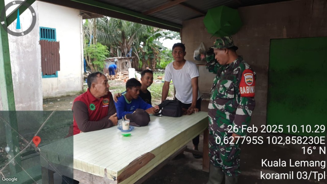 Babinsa Koramil 03/Tpl Komsos bersama Tomas Desa Bayas Jaya