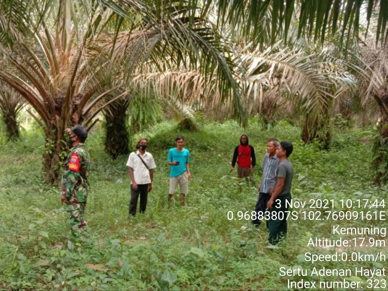 Datangi Kebun Warga, Babinsa Koramil 09/Kemuning Himbau untuk Tidak Membakar Lahan