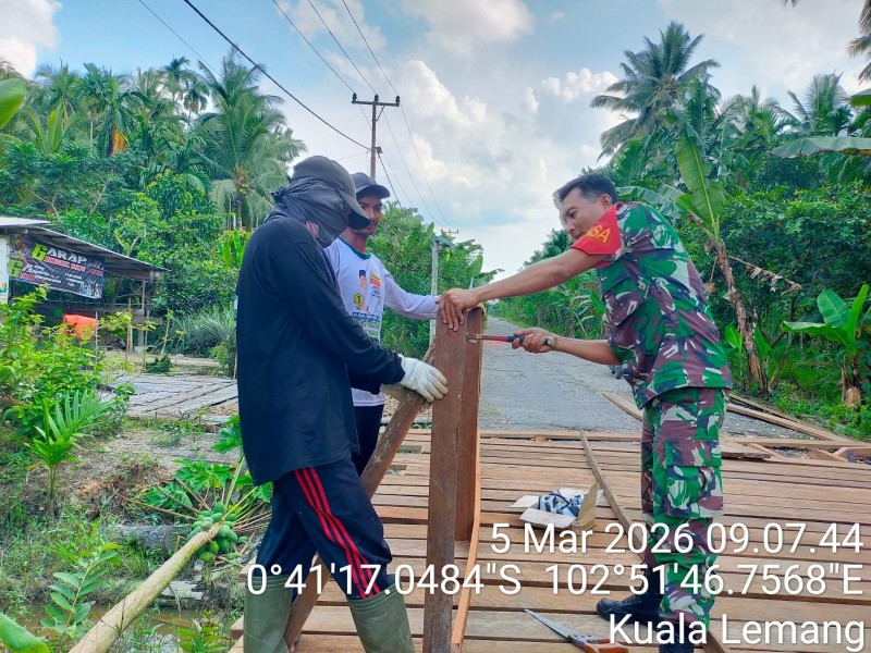 Ramadhan Berkah, Babinsa Koramil 09/Kemuning Laksanakan Goro Bersama Masyarakat