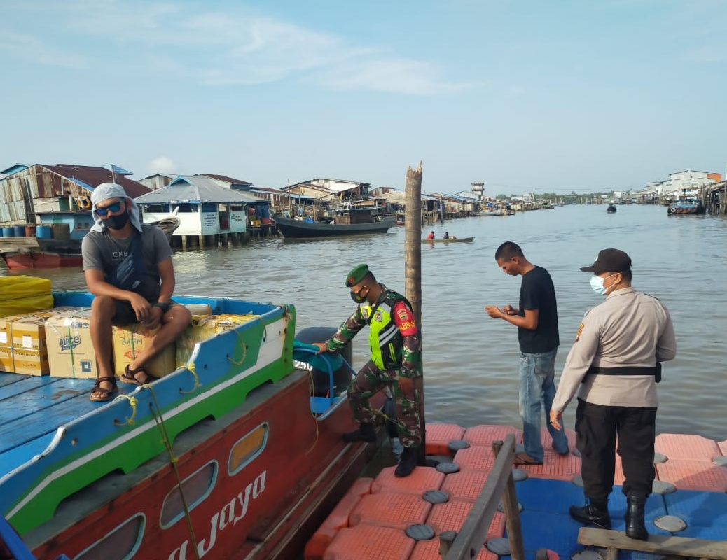 Kopda Nurhadi Seto Pantau Kepatuhan Protkes Warga di Pelabuhan Concong Luar