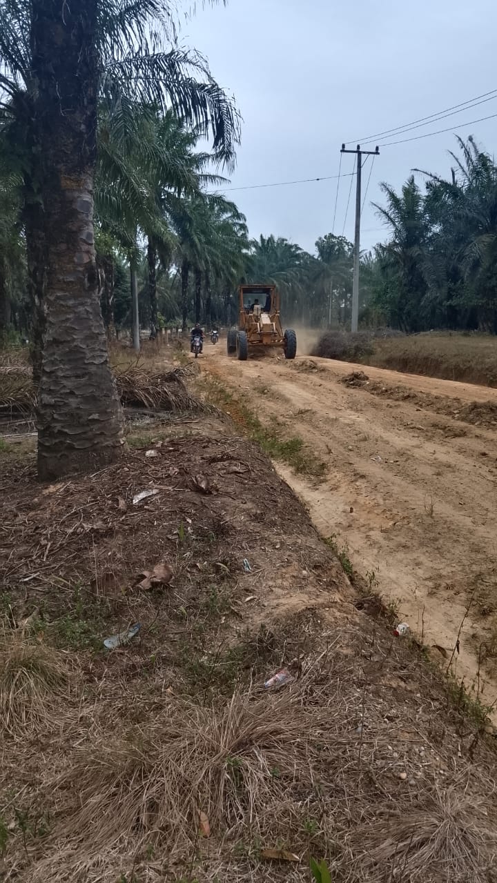 Tunaikan Janji Kampanye, Bupati Bistamam Turunkan Alat Berat ke Desa Bakti Makmur untuk Perbaikan Jalan