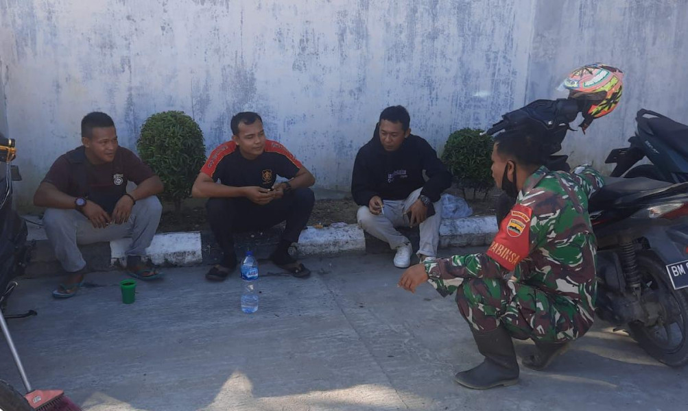 Komsos Dengan Security Dan Toda Babinsa 03/Tpl Ajak Jaga Keamanan Lingkungan