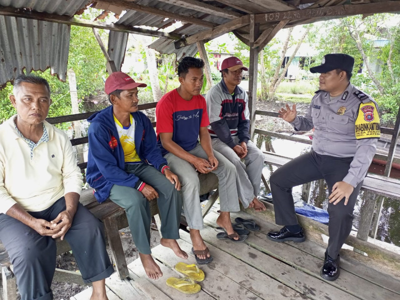 Bhabinkamtibmas Desa Penjuru Melakukan Sosialisasi ke Pelosok Desa