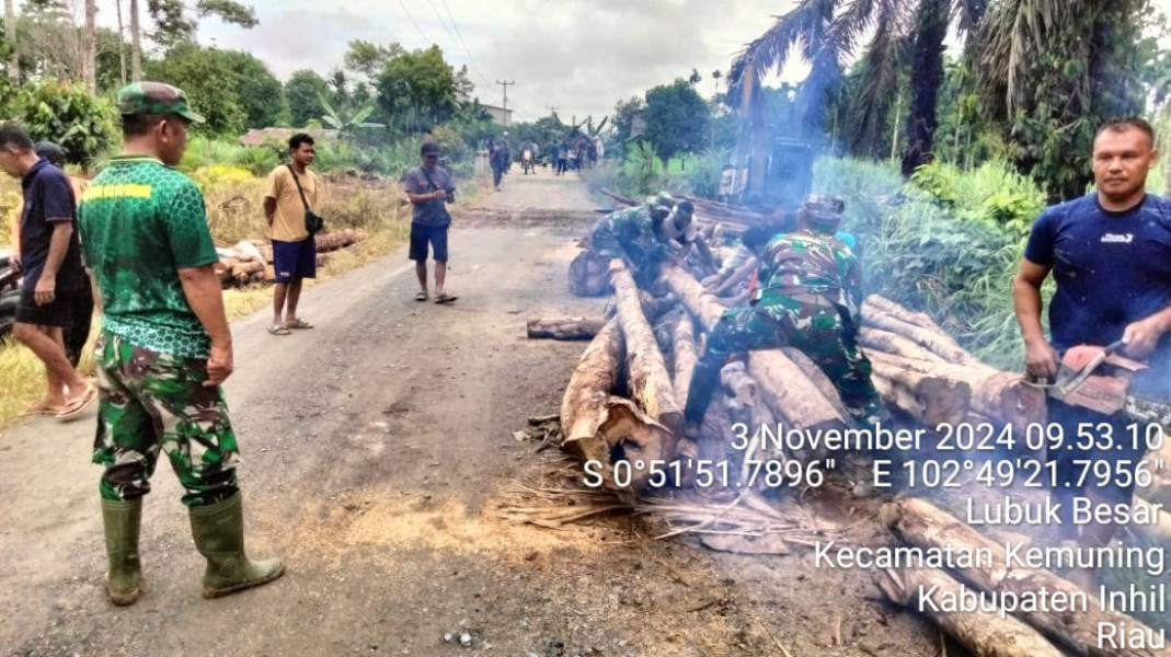 Babinsa Desa Lubuk Besar Koramil 09/Kemuning Goro Bikin Turap Tanggul Sungai Reteh