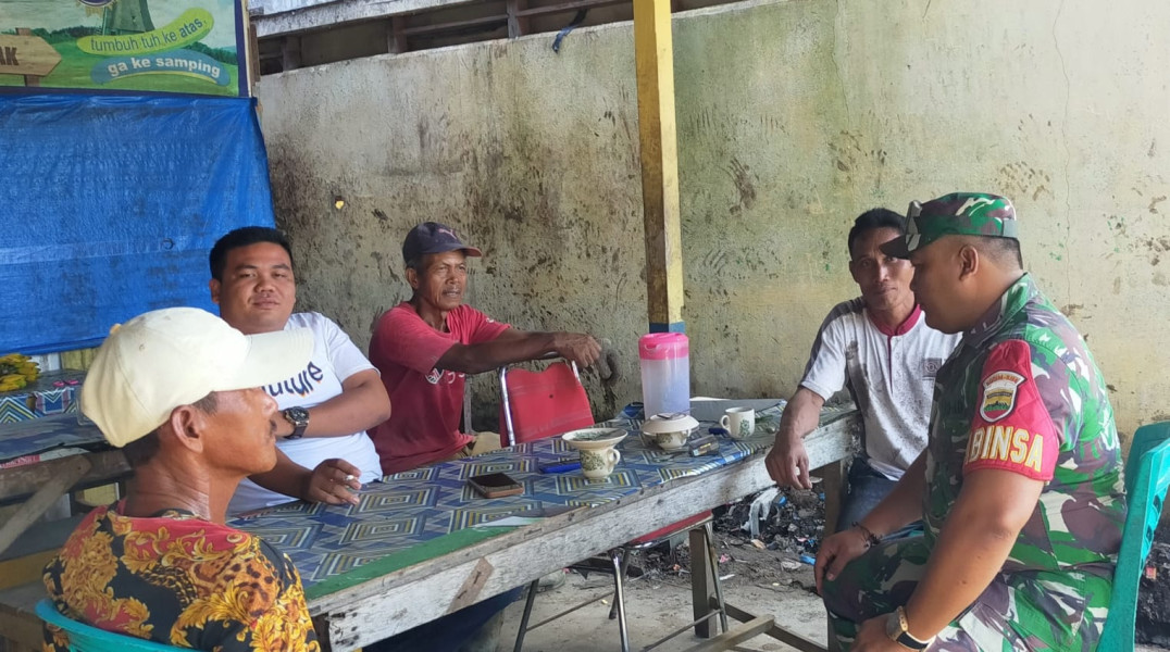 Babinsa Koramil 03/Tpl Serda Surianto Sambangi Ketua Pemuda dan Ketua RT