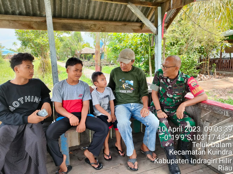 Saling Menjaga Antar Sesama Melalui Komsos Babinsa Koramil 04/Kuindra