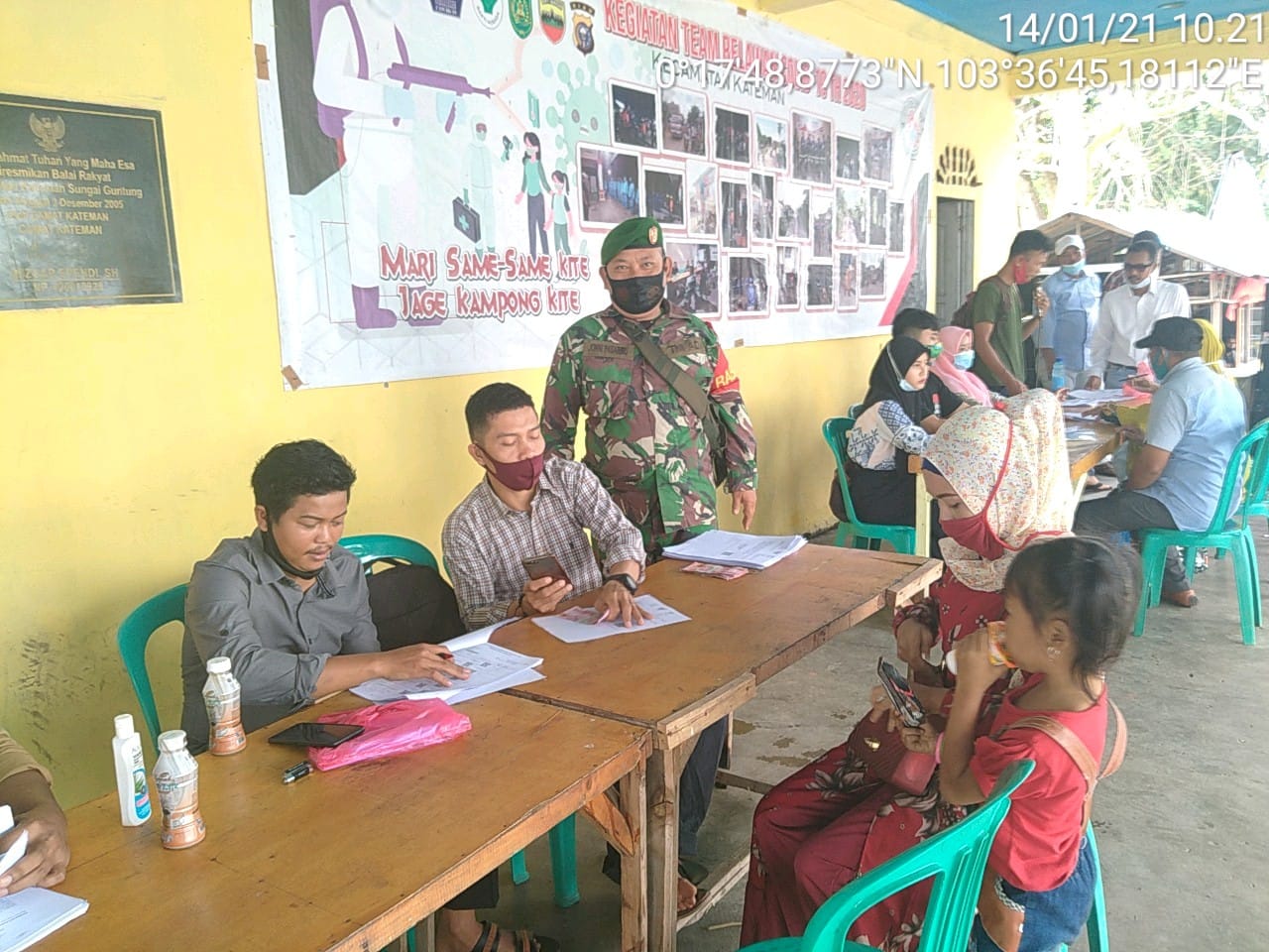 Sertu Jonni Pasaribu Dampingi Penyaluran BST Sejumlah Titik di Kateman