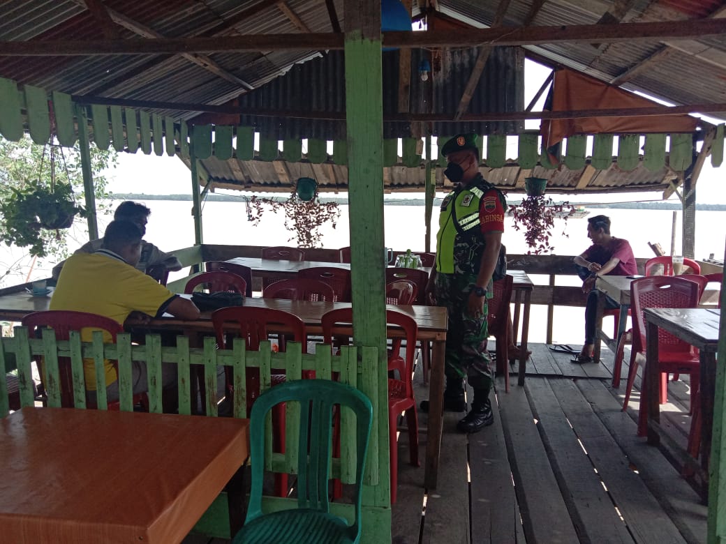 Penegakan Disiplin Prokes Di Warung Kelurahan Sapat Bersama Serda Ronal Manalu