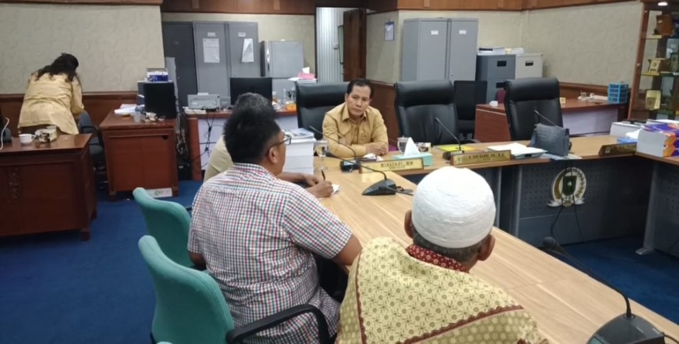 Ketua Komisi III DPRD Riau Dengarkan Keluhan Petani Koppsa-M Ketua Komisi III DPRD Riau Dengarkan Keluhan Petani Koppsa-M