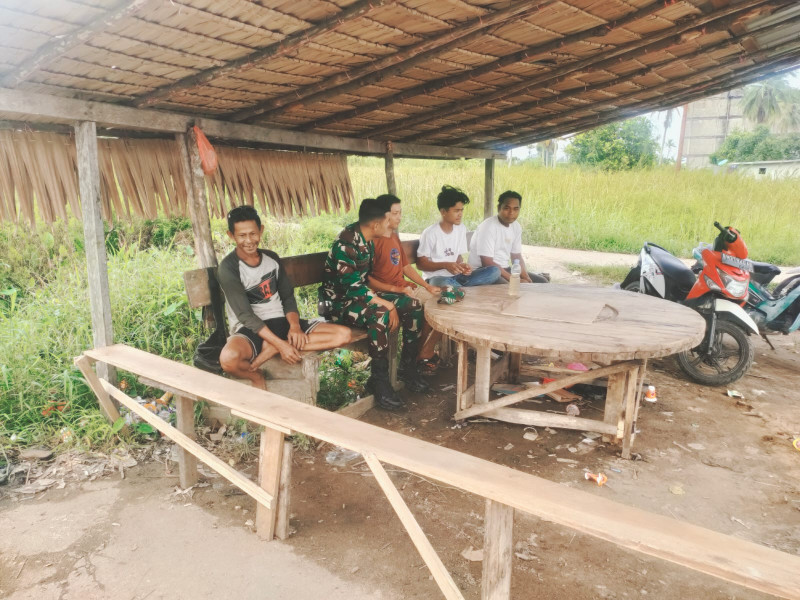 Ciptakan Kekompakan dan Kebersamaan, Babinsa 05/Gas Pratu Zurahman Giat Laksanakan Komsos