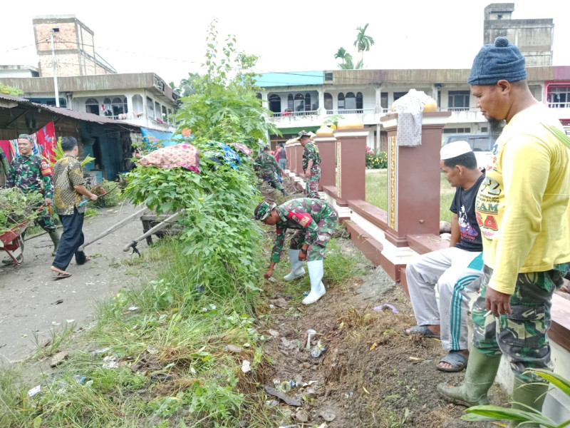 Giat Karya Bakti, Koramil 09/Kmg Bersama Masyarakat Bersihkan Saluran Got Di Wilayah Mushalla Al-Ikhlas