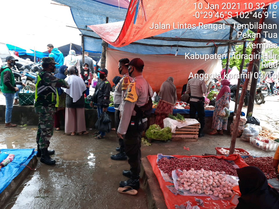 Meskipun Hujan, Babinsa Koramil 03/Tempuling dan Satgas Tetap Himbau Warga Patuhi Protkes