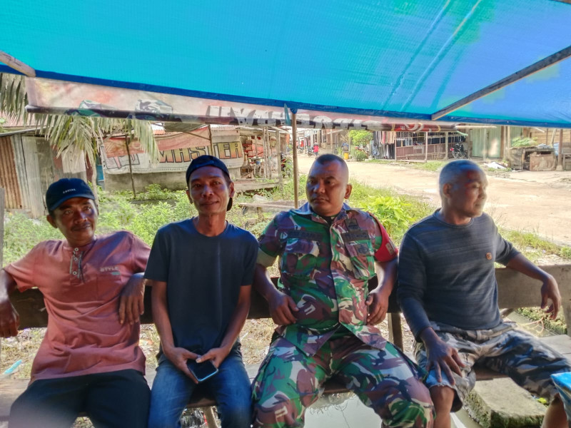 Babinsa Koramil 07/Reteh Rutin Gelar Komsos, Ciptakan Hubungan Baik dengan Masyarakat Binaan