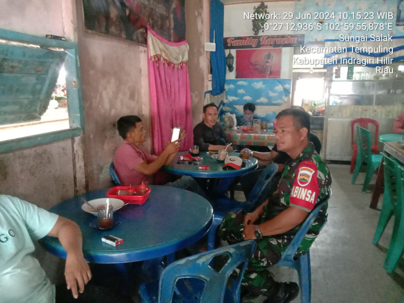 Babinsa Serda Pardamaean Komsos Sambil Sarapan Pagi Bersama Warga