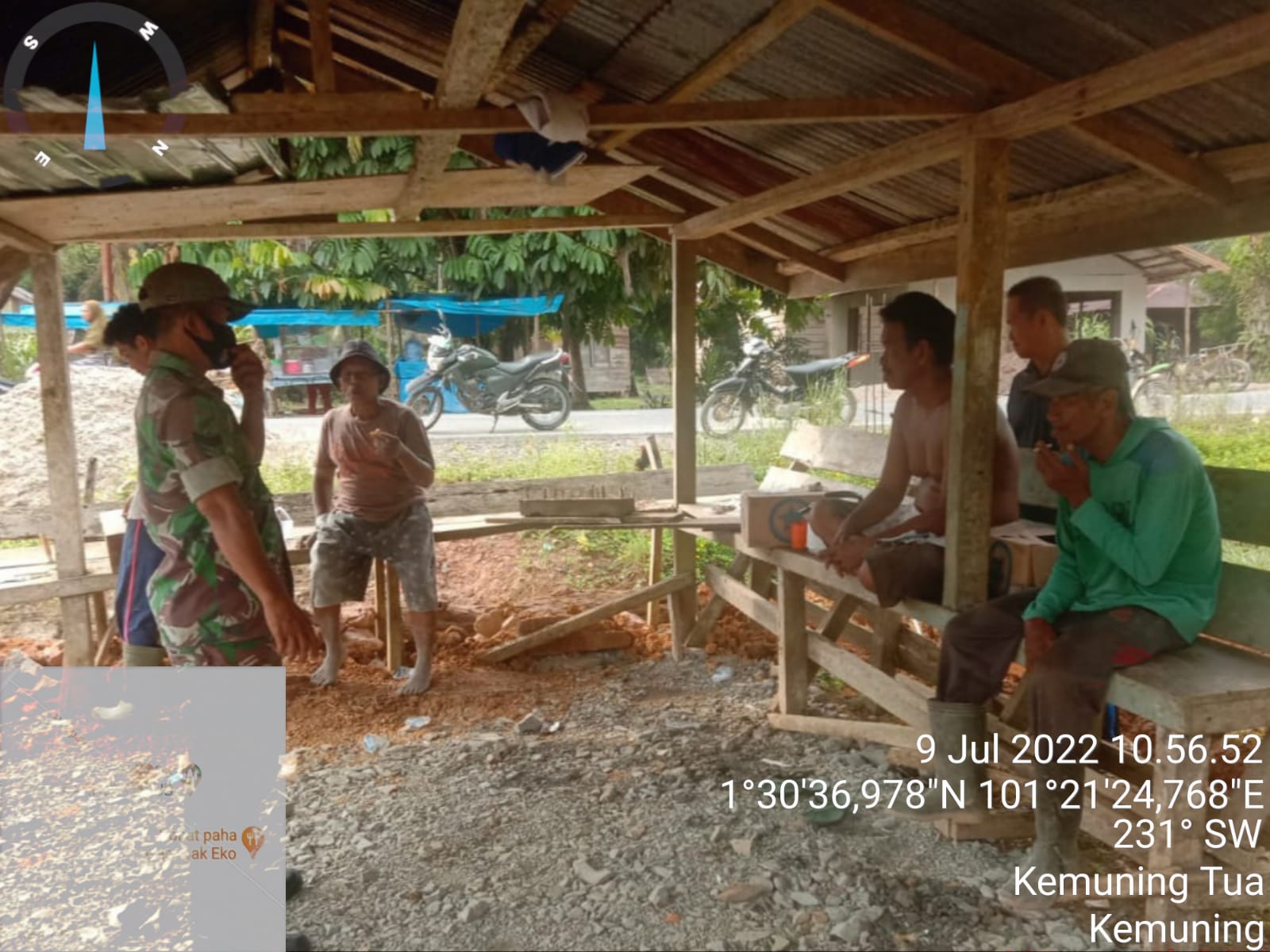 Penegakan Prokes Yang Dilakukan Oleh Babinsa Koramil 09/Kemuning di Wilayah Binaan