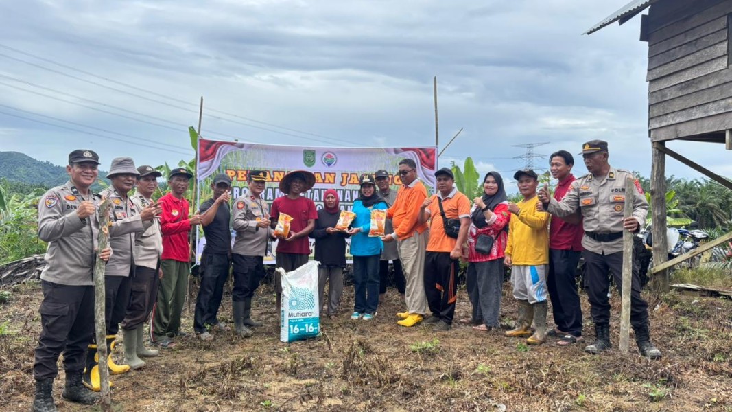 Saat Polsek Kemuning Menunduk ke Ladang, Swasembada 2026 Ditulis dengan Keringat di Inhil