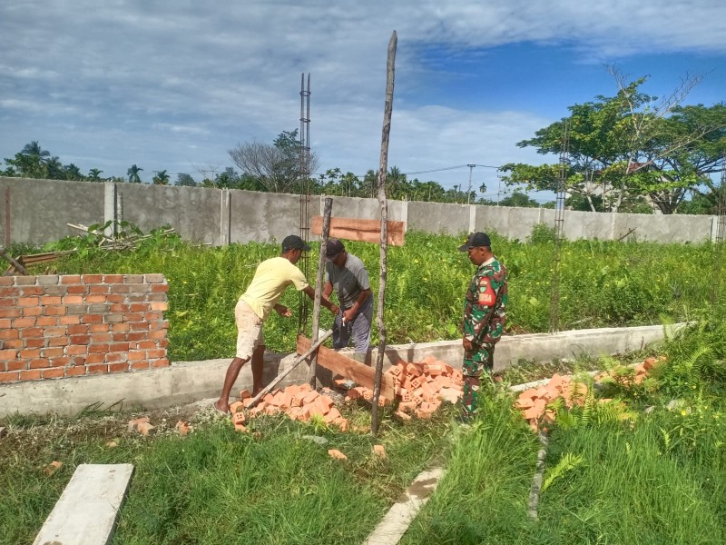 Babinsa Sertu Wisnu Hartono Awasi Pembangunan Koperasi Merah Putih Kelurahan Tempuling Secara Intensif