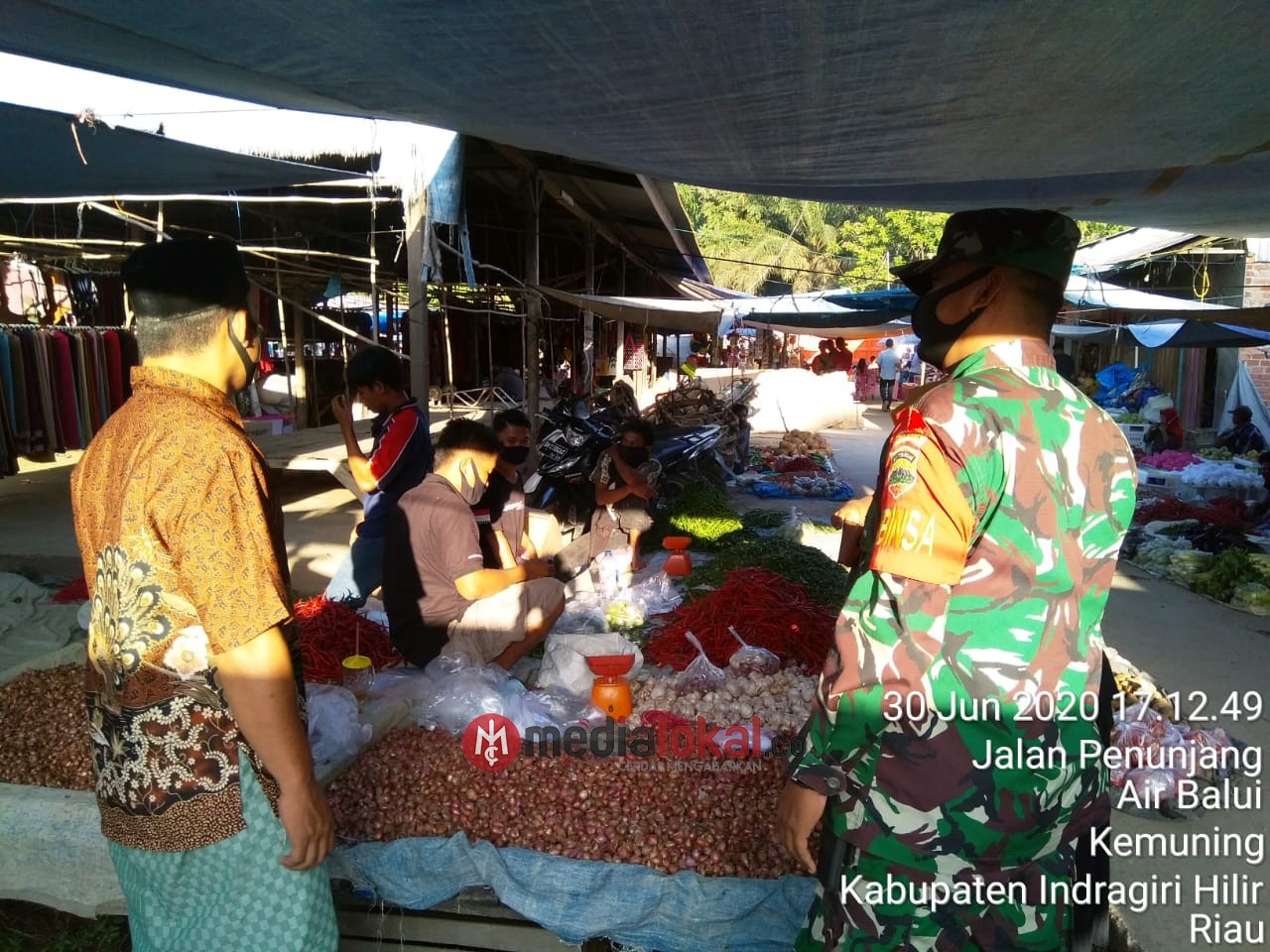 Pasar Desa Air Balui Jadi Sasaran Sosialisasi Protokol Kesehatan Koramil 09/Kemuning