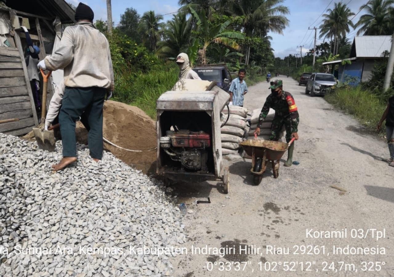 Babinsa Koramil 03/Tempuling Goro Semenisasi Jalan Masuk Menuju Pustu Desa Sungai Ara